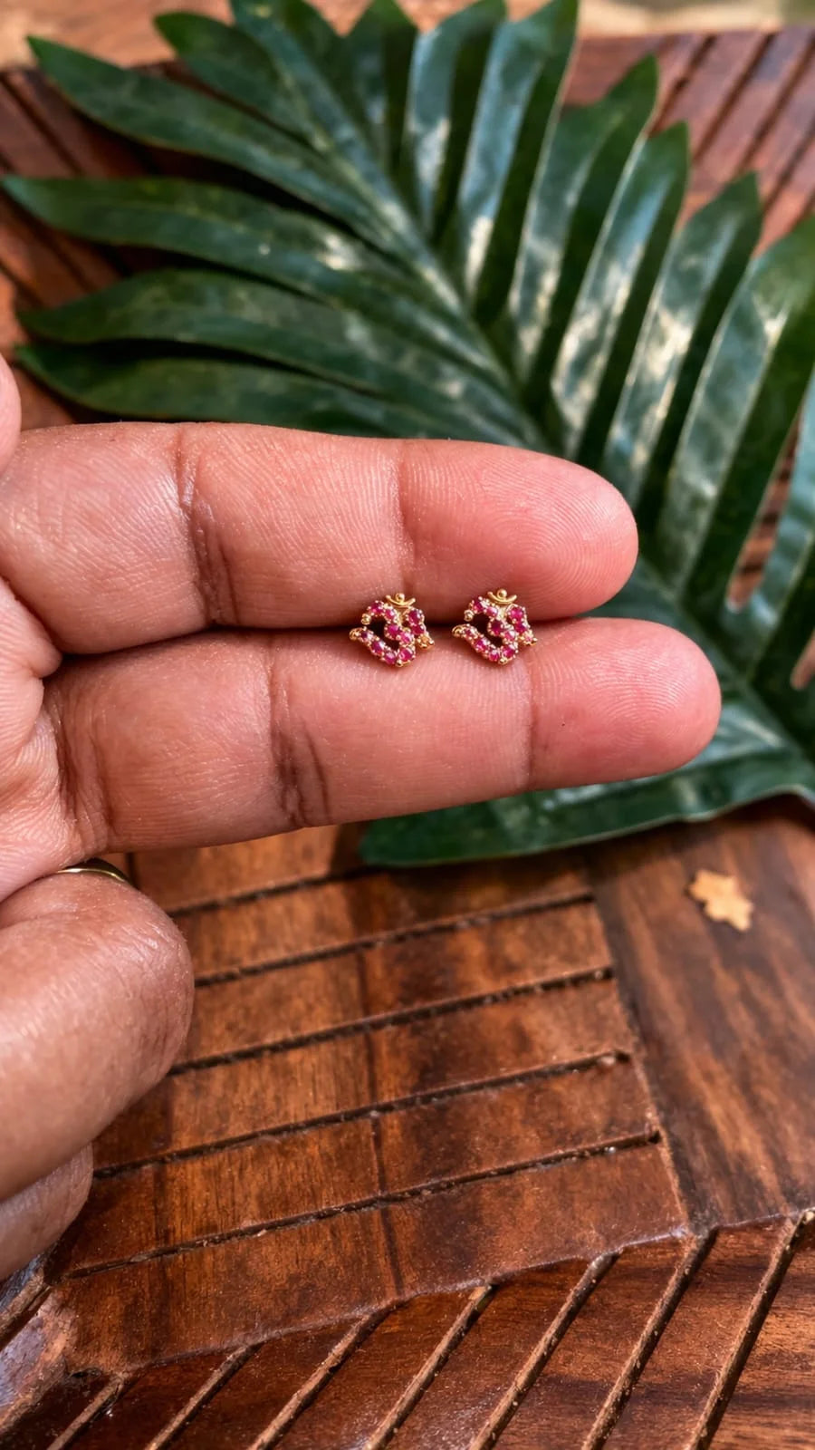 Om Earstud - Pink stones