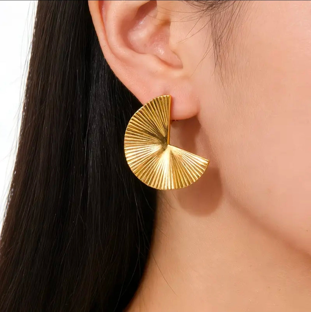 Gold fan/trxtured semi-circle stud earrings