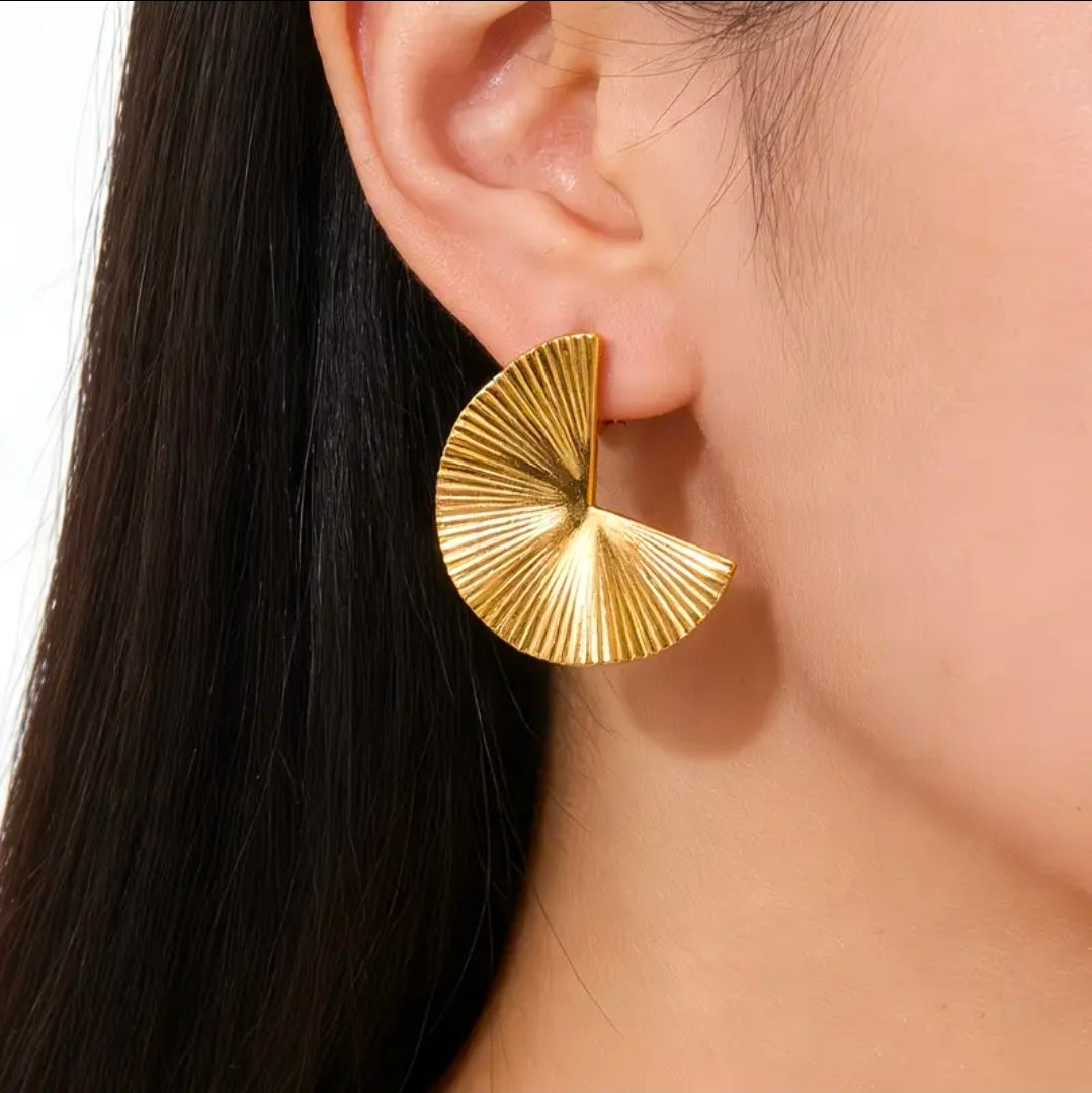 Gold fan/trxtured semi-circle stud earrings