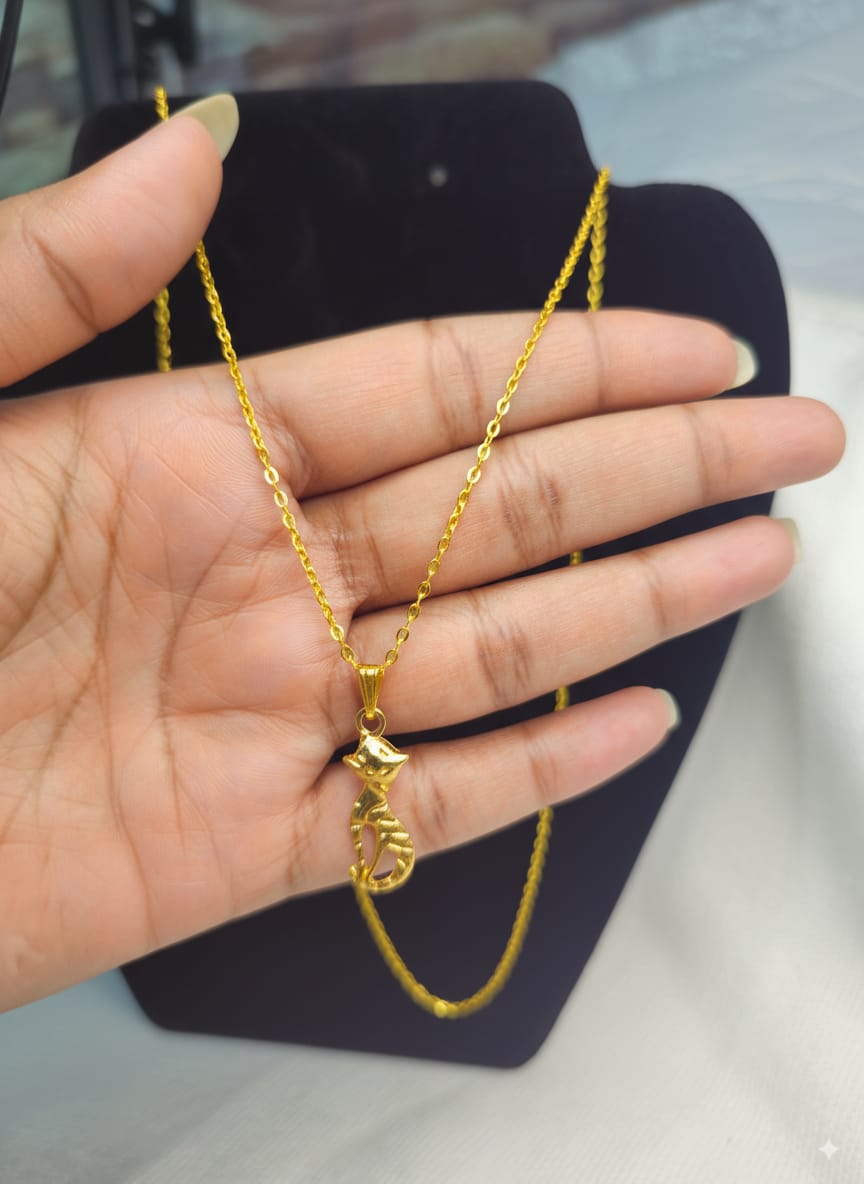 Cat pendant necklace
