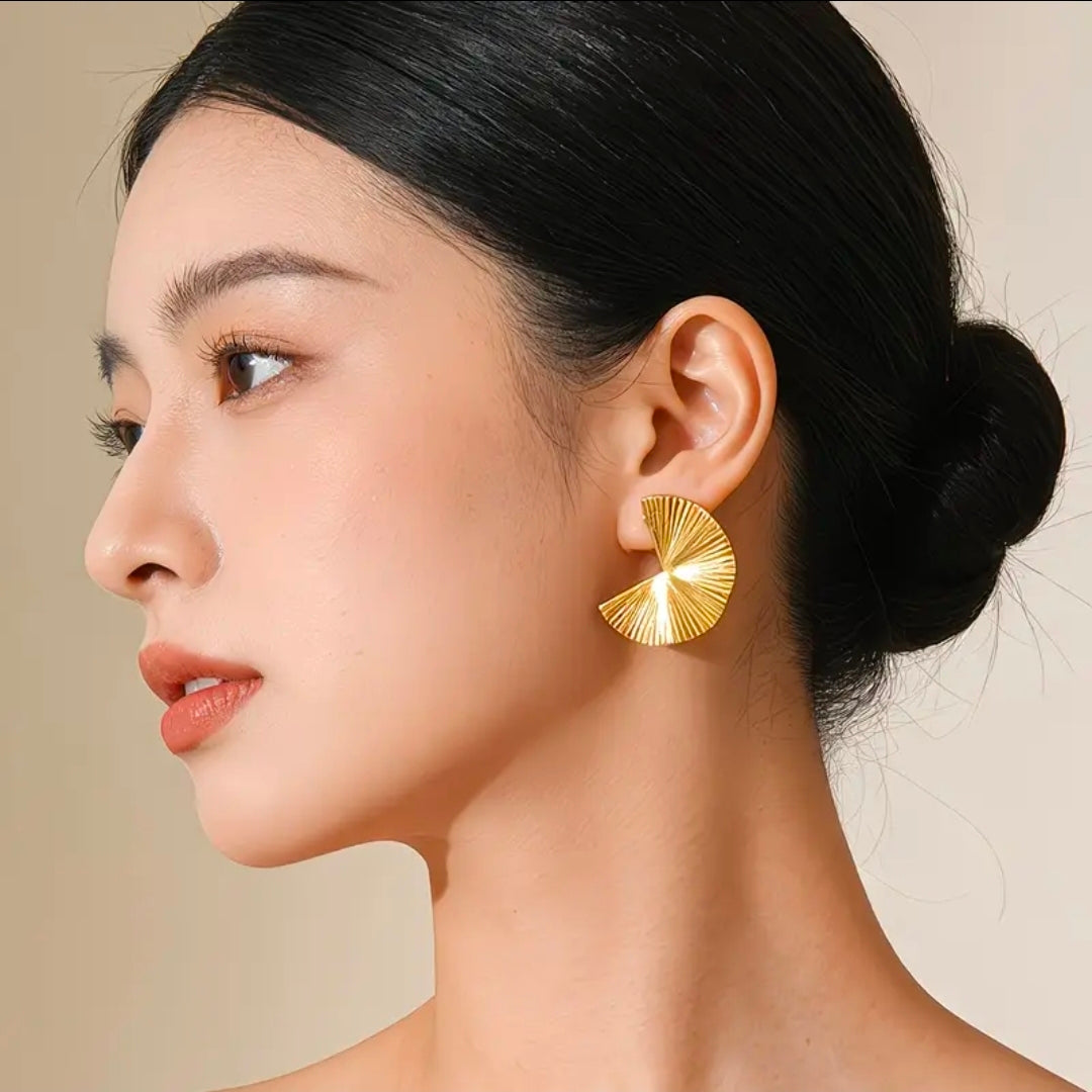 Gold fan/trxtured semi-circle stud earrings